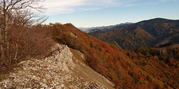 NPR Kozol, vrch Kozol 1119 m.n.m. a vzadu NP Kriváňska Malá Fatra