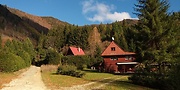 vľavo vrch Kýčera 1166 m.n.m. a vpravo Rajecká skala 1164 m.n.m. z Rajecko Lesnianskej doliny