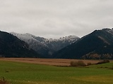 vľavo v strede vrch Jablonská 1117 m.n.m., vpravo vrch Baba 1061 m.n.m.