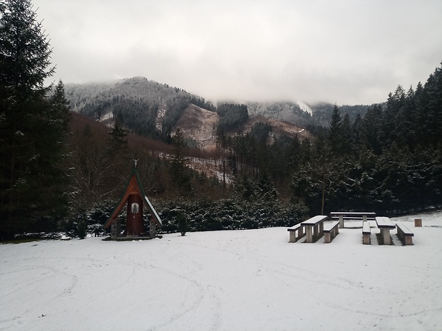 vrch Jablonská 1117 m.n.m. z Porubskej doliny časť Oselná 630 m.n.m.