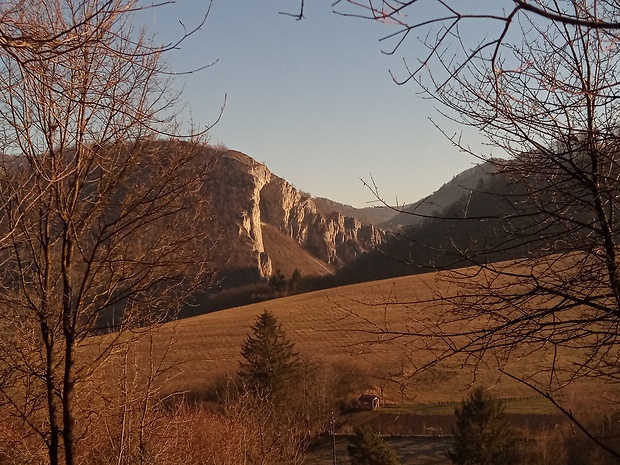 PR Kostolecká tiesňava pod vrchom Kavčia 601 m.n.m.  od vrchu Veľký Manín 891 m.n.m.