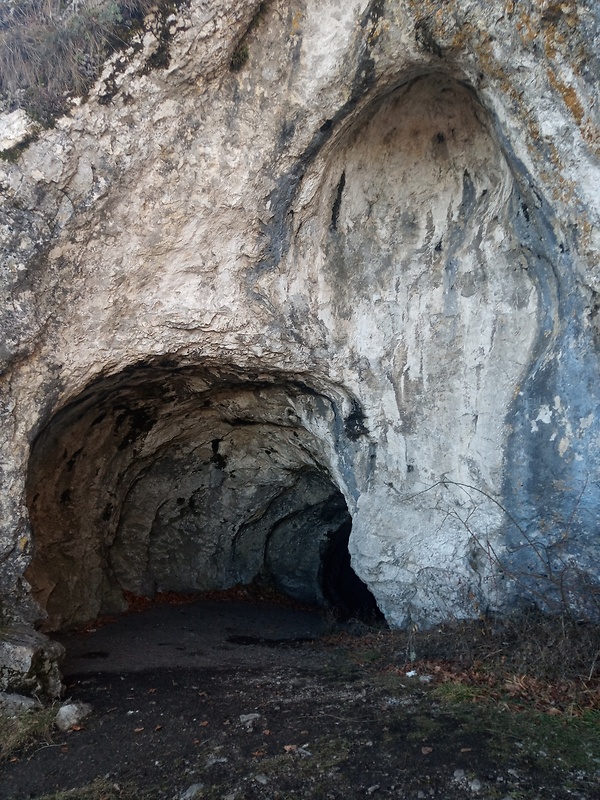 Partizánska jaskyňa 700 m.n.m. pod vrchom Veľký Manín 891 m.n.m.