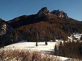 vrch Poludňové skaly a Veľký Rozsutec spod vrchu Boboty 1087 m.n.m.