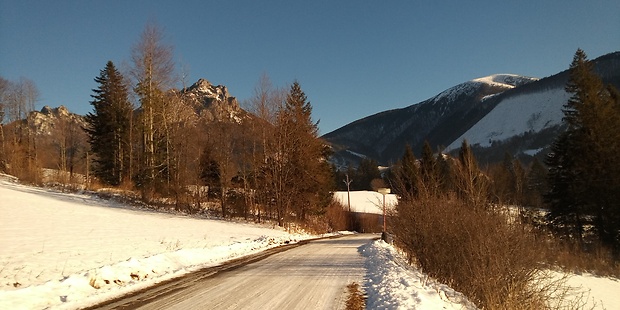 vrch Poludňové skaly, Veľký Rozsutec a Stoh 1607 m.n.m.od hotela  Boboty