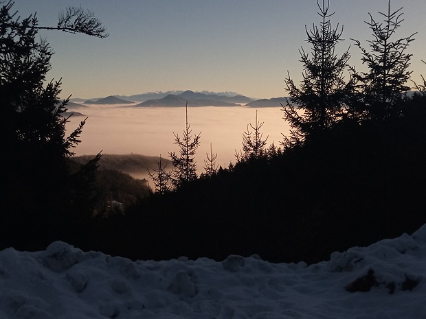 ráno Roháče, Vysoké Tatry a Chočské vrchy spod Martiniek