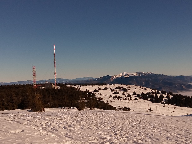 vrch Krížava 1457 m.n.m. a NP Kriváňska Malá Fatra  z vrchu Veľká Lúka 1476 m.n.m.