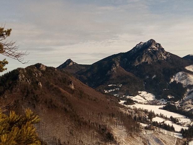 Malý Rozsutec 1344 m.n.m., Veľký Rozsutec 1610 m.n.m. a vpredu vľavo vrch Boboty 1087 m.n.m.