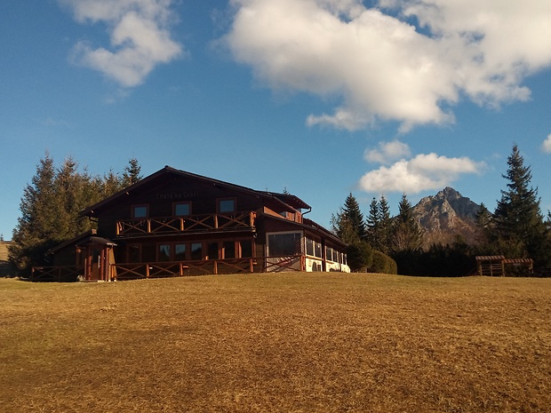 chata na Grúni 970 m.n.m. a Veľký Rozsutec 1610 m.n.m.